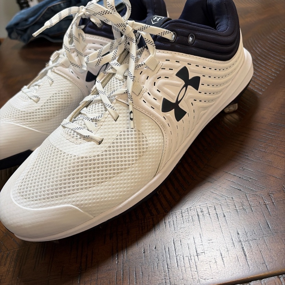 Under Armour Women’s White and Navy softball cleats metal size 12
